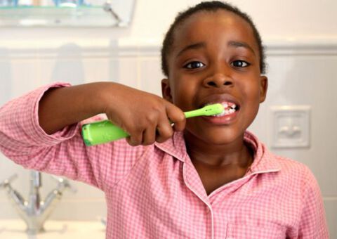 Barn borstar tänderna_600x424