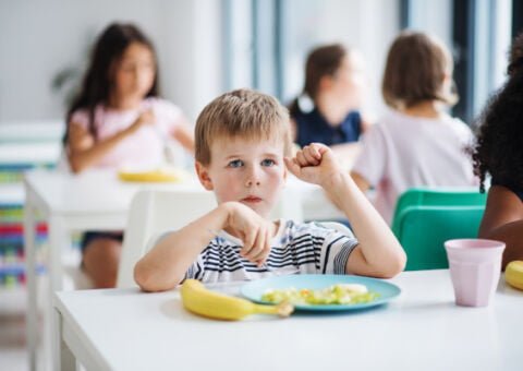Barn som äter skolmat.
