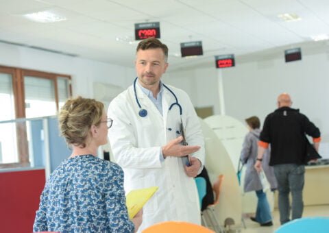 Bild på patient och läkare