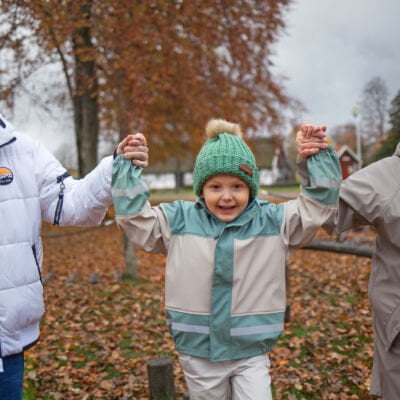 Vidar, 5, lever med många allergier. Här med mamma Tina och pappa Markus.