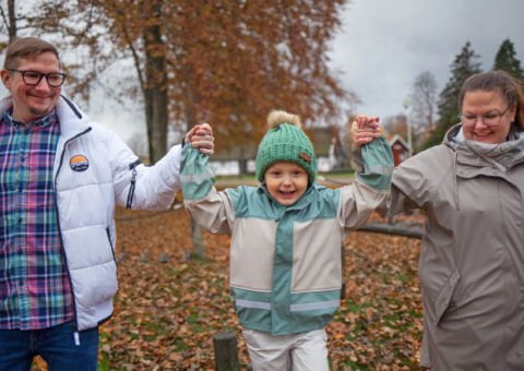Vidar, 5, lever med många allergier. Här med mamma Tina och pappa Markus.