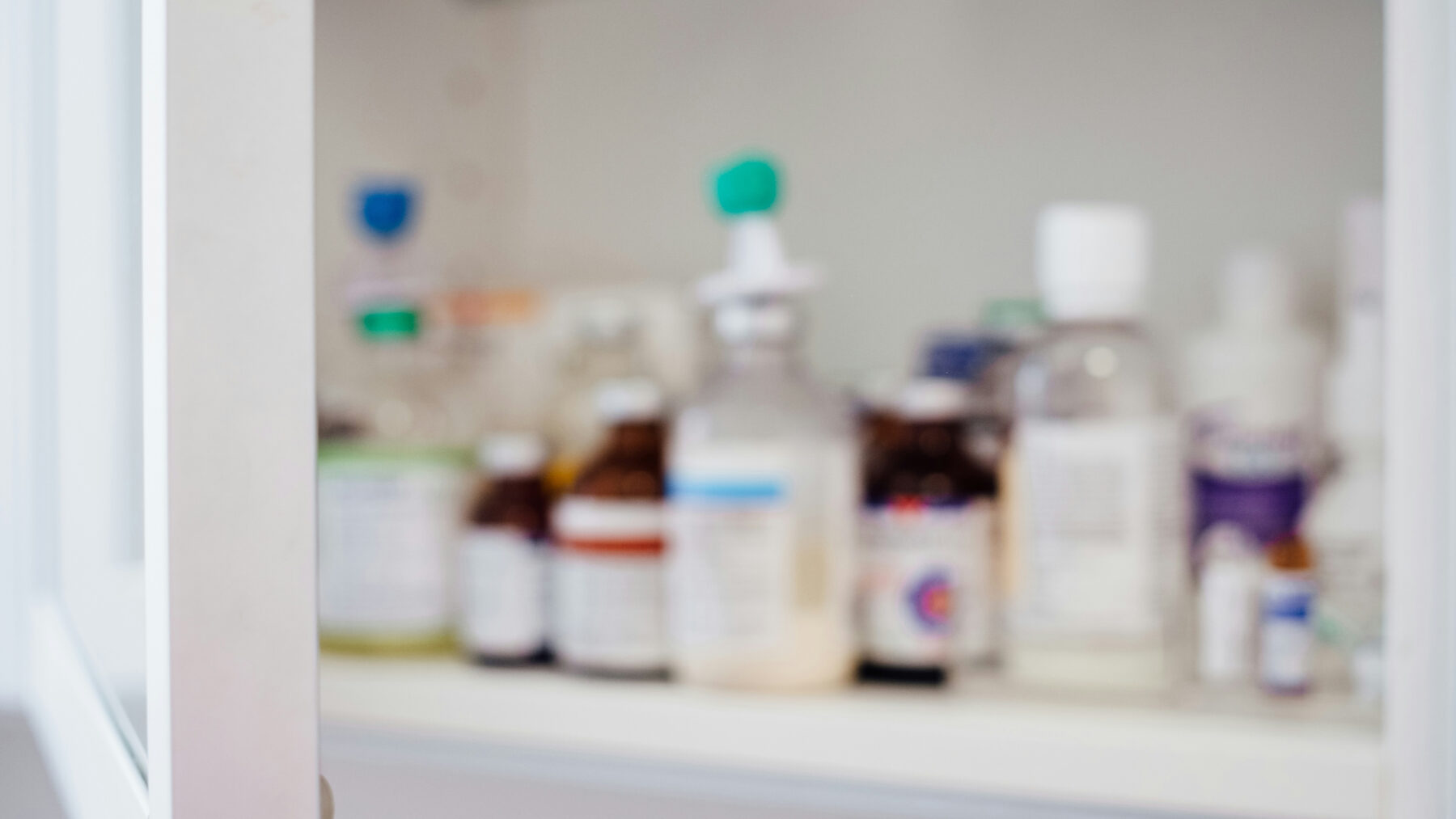 Allergiläkemedel för pollenallergi på en hylla på apoteket.