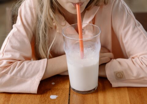 2026-08 Flicka som dricker mjölk
