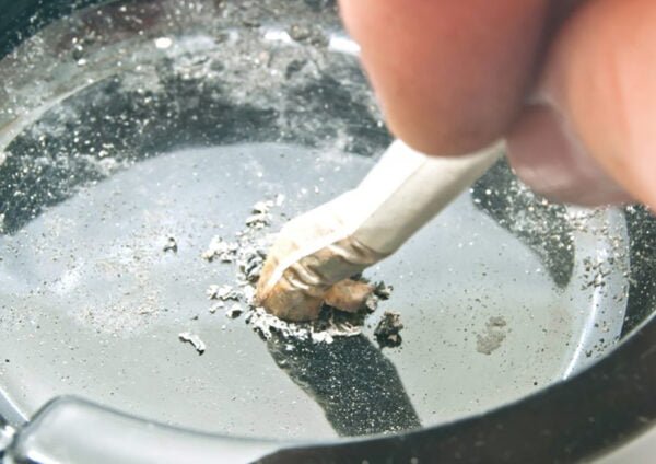 Bild på fimpad cigarett