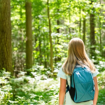 Flicka med pollenallergi går i skog